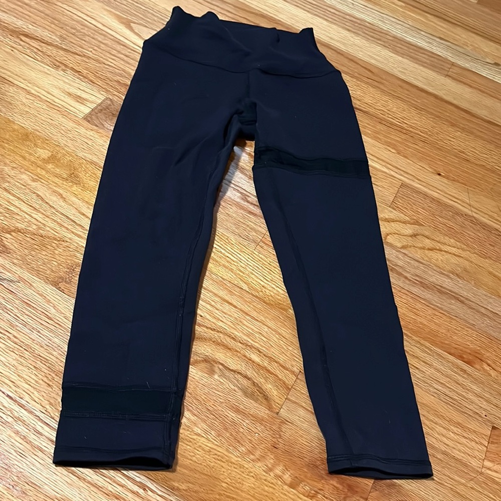 Alo Yoga capri leggings with mesh